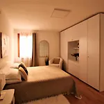 Daire Charming Canal View San Marco *