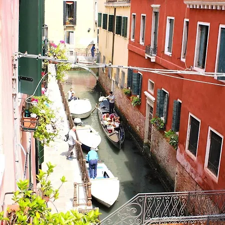 Charming Canal View San Marco Velence
