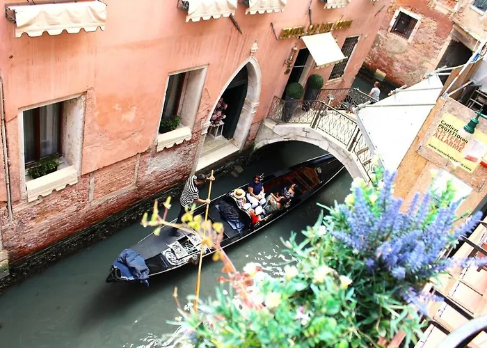 Charming Canal View San Marco Apartman Velence